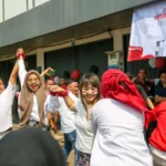 Warga merayakan Hari Kemerdekaan Indonesia dengan bermain lomba tradisional di luar ruangan