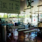 Lini produksi di pabrik makanan modern dengan mesin industri berjajar